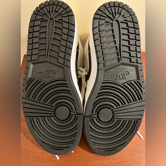 Jordan 1 Mid Coconut Milk - Picture 4 of 4